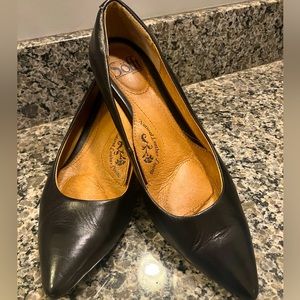 Sofft black leather pointy toe kitten heels 7.5 M